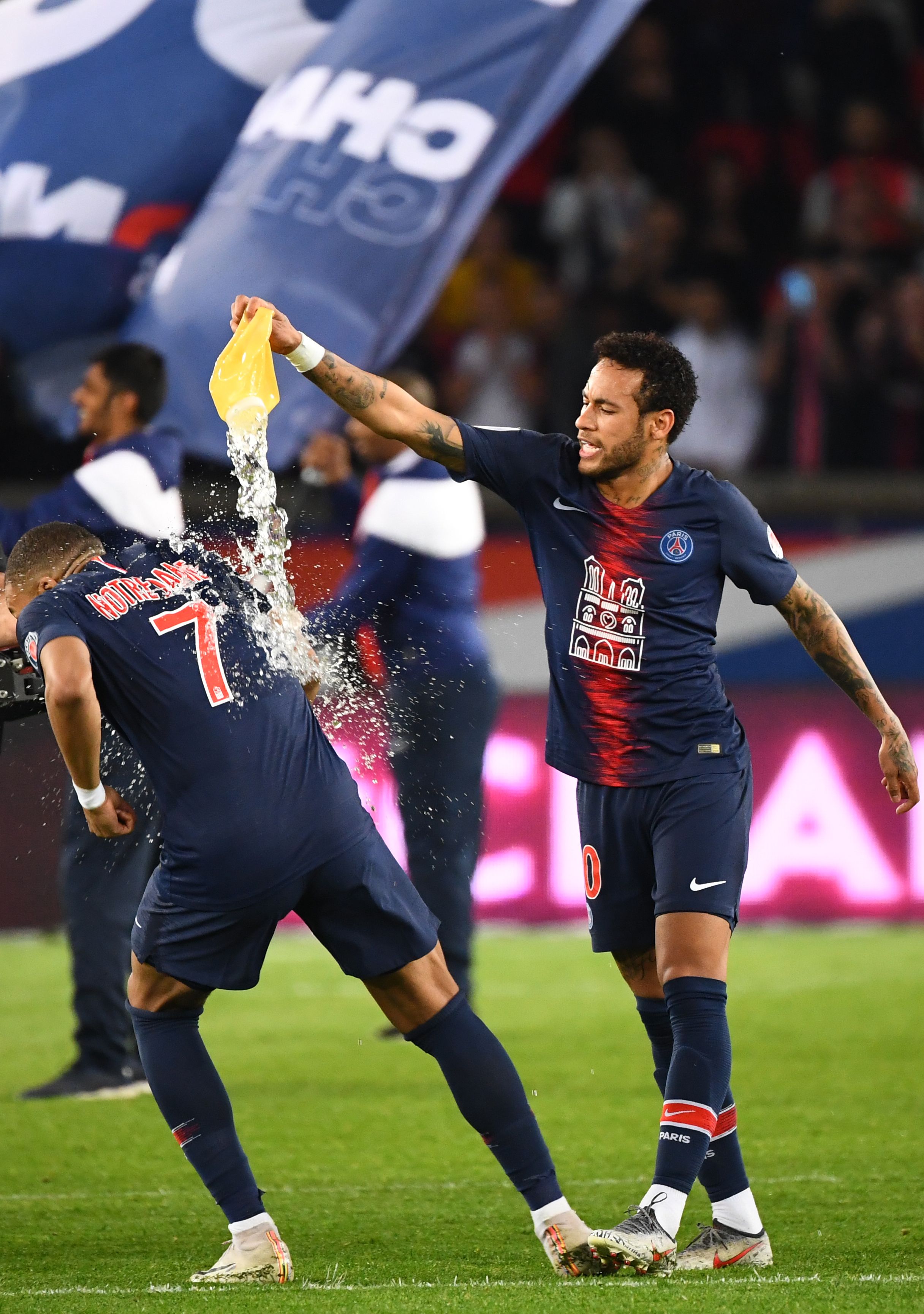 水晶宫与斯特拉斯堡赛前，维埃拉现身法国酒吧和球迷一起观战