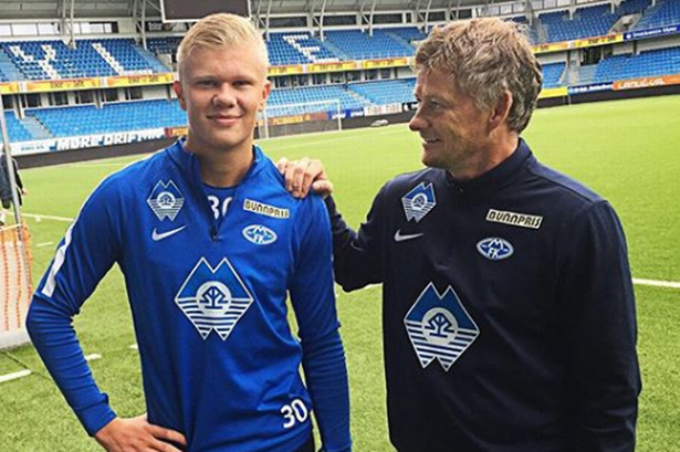 申花vs三箭首发：路易斯、马纳法先发阿苏埃替补，广岛单外援（申花战广岛三箭首发出炉：路易斯、马纳法先发，阿苏埃替补，对手仅一外援）