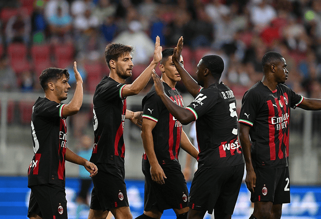 国际雪联单板和自由式U型场地世界杯，中国选手李方慧训练中