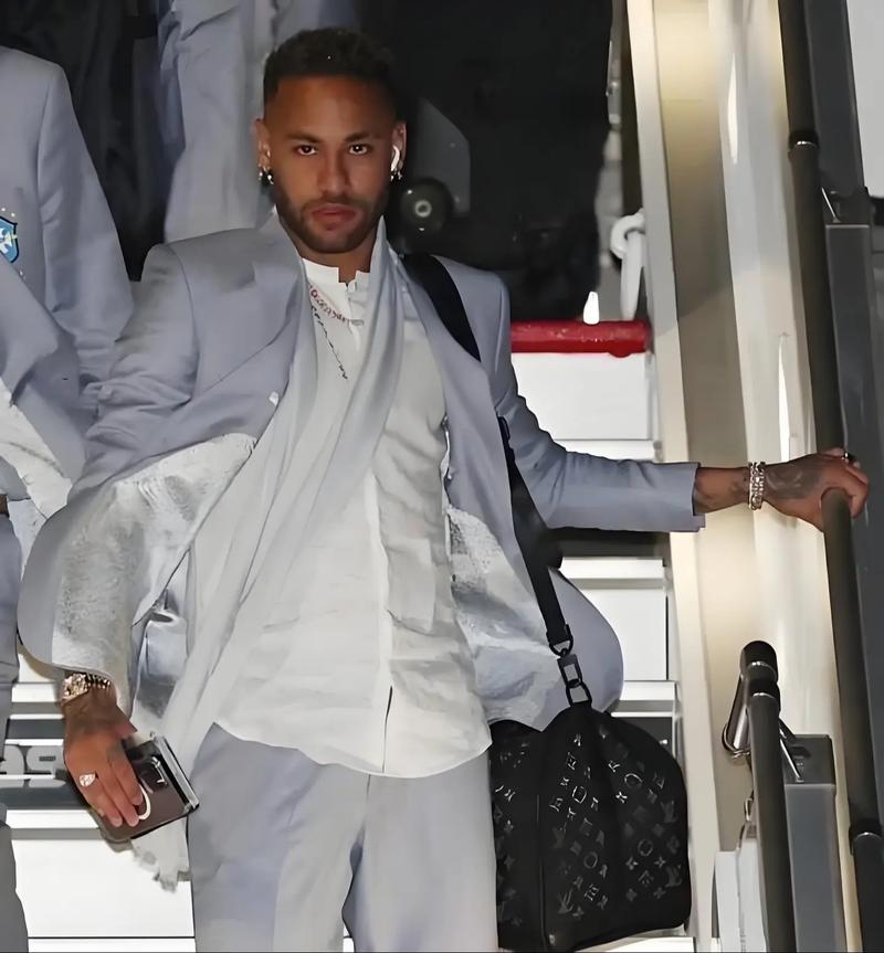 英媒：利雅得新月有意萨拉赫，利物浦对他的未来持开放态度